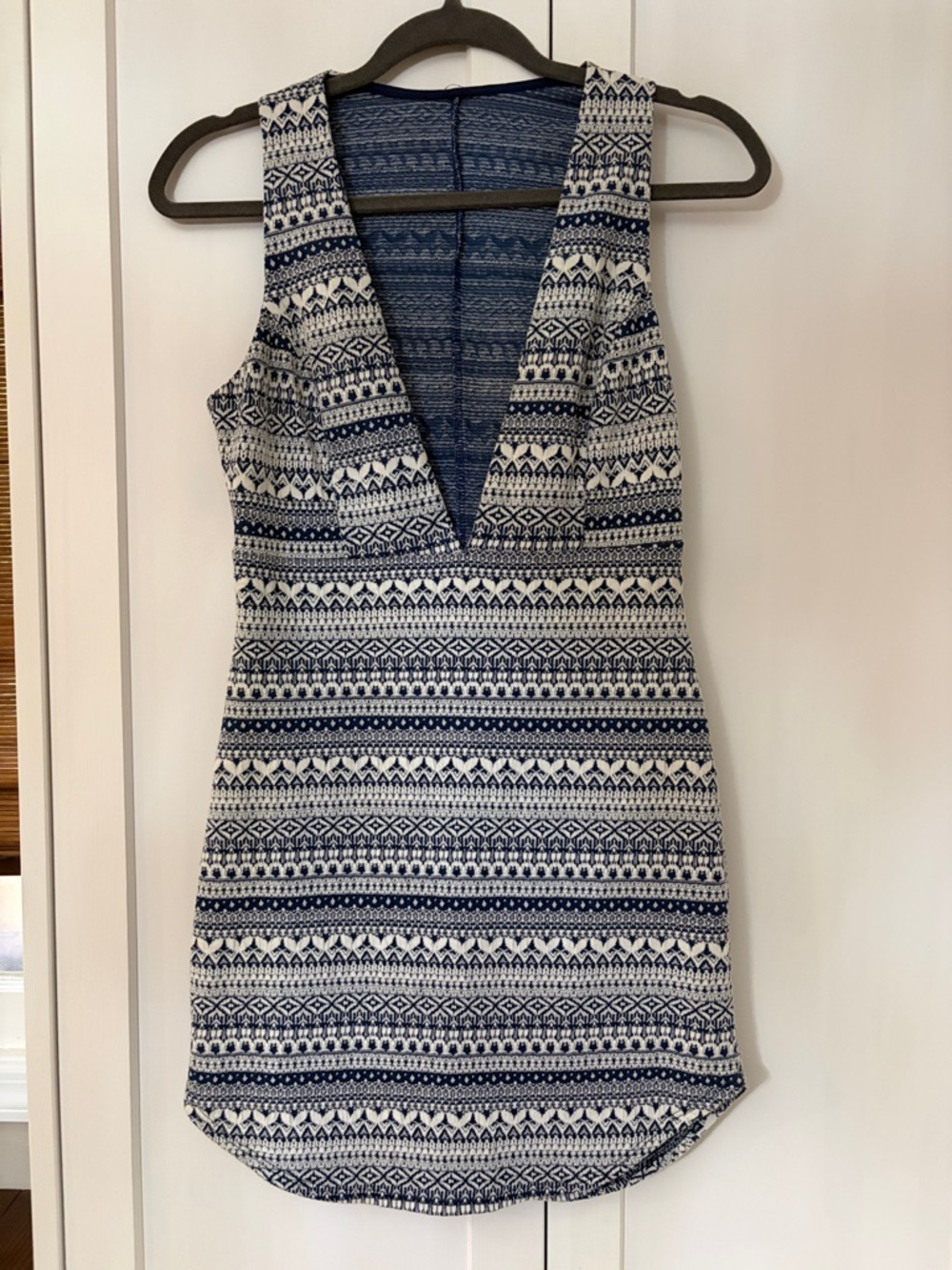 Sleeveless V-Neck Blue and White Patterned Dress